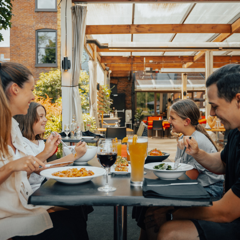 Famille sur une terrasse restaurant